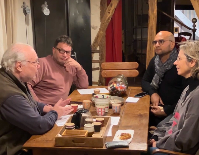 EPB-Video_5 Vignette de la vidéo des vœux 2026 de notre collectif de citoyen·nes. On voit un groupe de personnes avec en arrière plan la mairie illuminée de nuit.