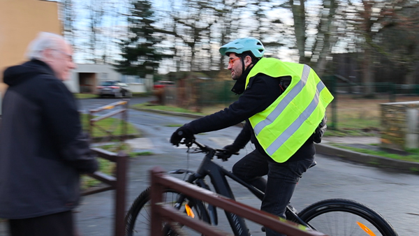 VideoEpB-20 Vignette de la vidéo des vœux 2026 de notre collectif de citoyen·nes. On voit un groupe de personnes avec en arrière plan la mairie illuminée de nuit.