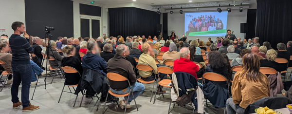 photo de la réunion publique de 10 mars 2026 où on voit beaucoup de monde